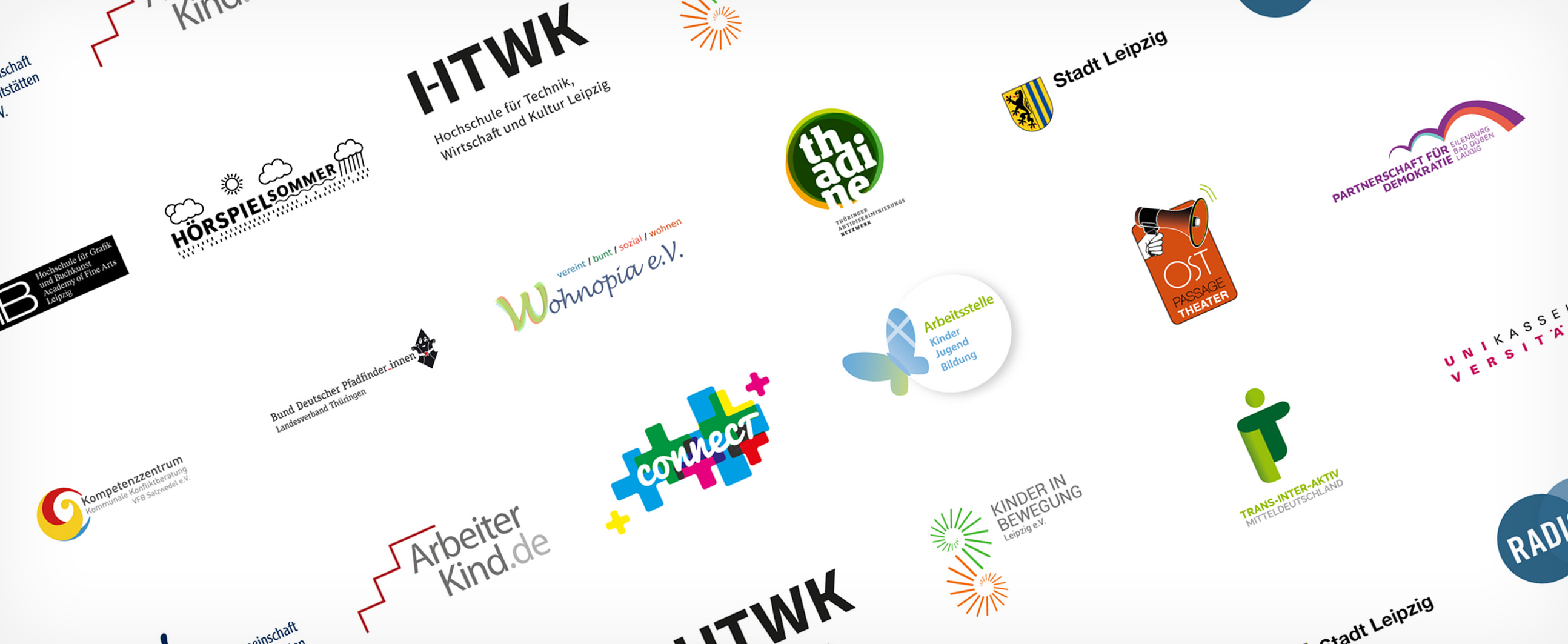 Auf weißem Hintergrund sind verschiedene Logos zu sehen. Erkennbar sind: Hörspielsommer, HTWK, Wohnopia e.V., thadine, Stadt Leipzig, ArbeiterKind.de, connect, OPT und Radio Blau.